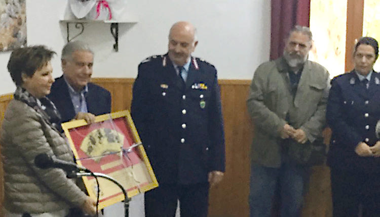 Έναν ιδιαίτερο πίνακα χάρισε στον  υπουργό ο Γιάννης Λεμπιδάκης 