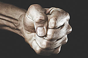 άσκηση σωματικής βίας