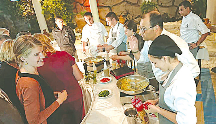 Μαθήματα μαγειρικής για τους συμμετέχοντες εκπρόσωπους τουρ οπερέιτορς και τουριστικοί πράκτορες ήρθαν για να γνωρίσουν την εναλλακτική Κρήτη 