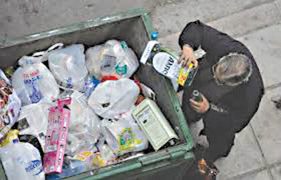 Συνηθισμένη εικόνα πια και στο Ηράκλειο η αναζήτηση τροφής στους κάδους απορριμμάτων