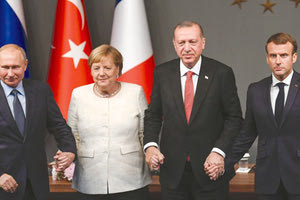 Κρατώντας ο ένας το χέρι του άλλου ως ένδειξη συμφωνίας εμφανίστηκαν μετά το τέλος της διάσκεψης για τη Συρία στην Κωνσταντινούπολη η Άνγκελα Μέρκελ, ο Βλαντιμίρ Πούτιν, ο Ρετζέπ Ταγίπ Ερντογάν και ο Εμανουέλ Μακρόν.