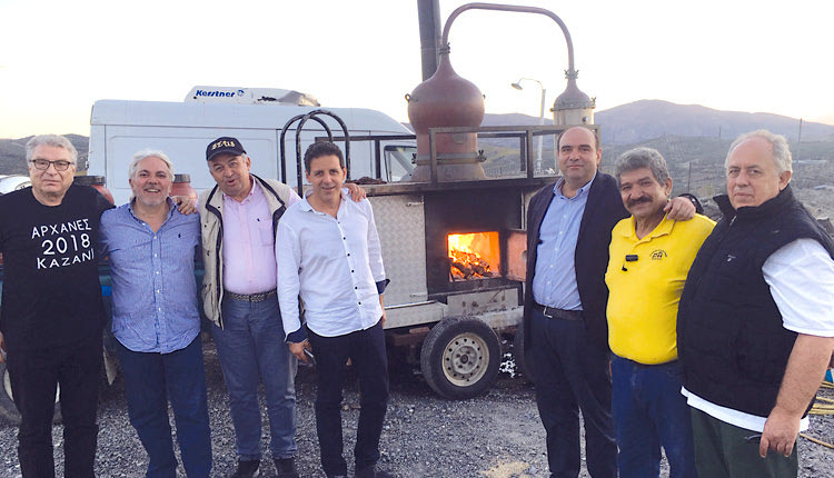 Φέτος το καζάνι του Δημήτρη Ψαραδάκη έγινε στο αγρόκτημα του Μύρωνα Χιλετζάκη και ελλείψει… καζανιού επιστρατεύθηκε το… κινητό καζάνι του Στάθη Φραγκιαδάκη!