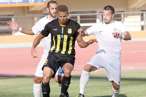 Ο Έφορντ, που “σφράγισε” με το δεύτερο γκολ τη νίκη του Εργοτέλη, στη φωτό με τον Πουρτουλίδη