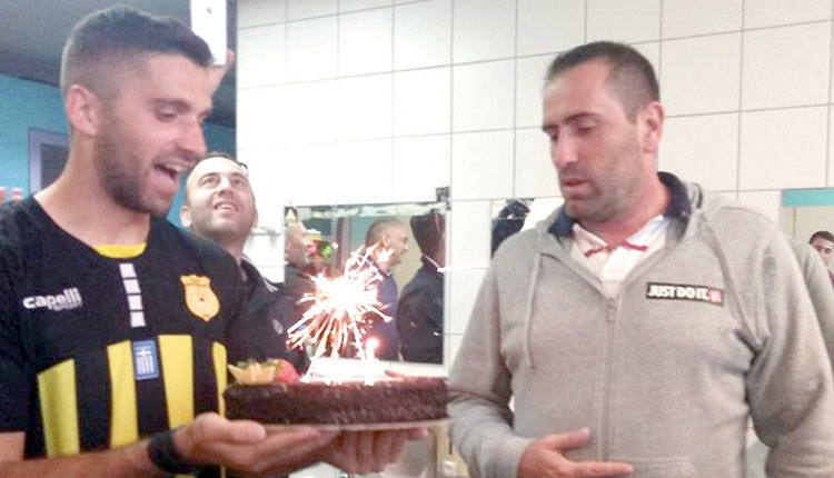 Δώρο-τούρτα από τους παίκτες    στον Γ. Τουτζάρη για τα γενέθλιά του 