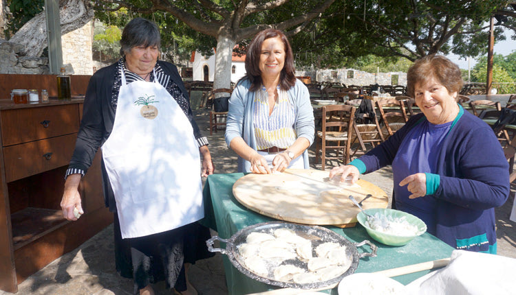 Καλοί οι επαγγελματίες μάστερ σεφ και οι “χρυσοί σκούφοι”, αλλά σαν τις χρυσοχέρες Κρητικές δεν έχει...