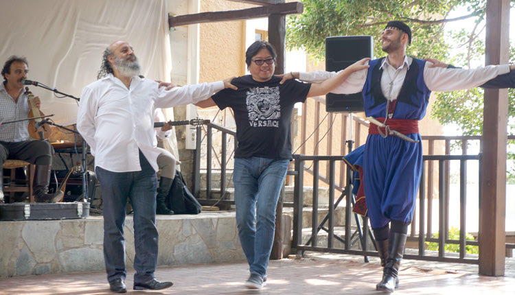 Τι είναι εκείνο, τι είναι εκείνο που έρχεται από το Πεκίνο... Ο Gao έσυρε τον χορό και το ευχαριστήθηκε με την ψυχή του