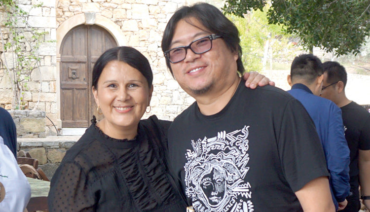 Ο διασημότερος παρουσιαστής της Κίνας με τους εκατομμύρια followers, Gao Xiao Song, λάτρεψε την κρητική κουζίνα... Εδώ με την πρόεδρο του Φεστιβάλ Κρητικής Κουζίνας, Λένα Ηγουμενάκη