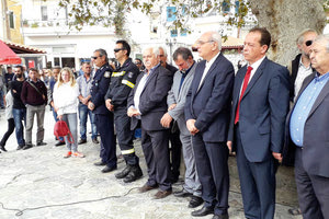 Οι επίσημοι υπό τη σκέπη του εμβληματικού πλατάνου της Βιάννου