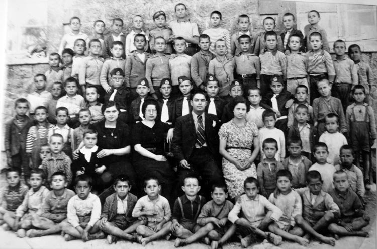 Τριθέσιο Δημοτικό Σχολείο Αγίου Μύρωνα (μόνο τα αγόρια), σχολικό έτος 1940-1941.