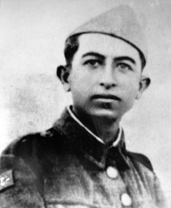 Ο γιος του Δημητρίου Τσαγκαράκη,  Λοχίας Αντώνιος Τσαγκαράκης. 