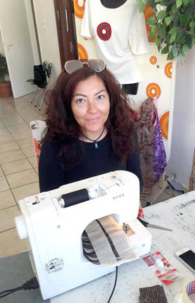 Η κυρία Ζενεφιάνα Ματάλ, που είχε νοσήσει στο παρελθόν, προσφέρει τις υπηρεσίες της φτιάχνοντας περούκες