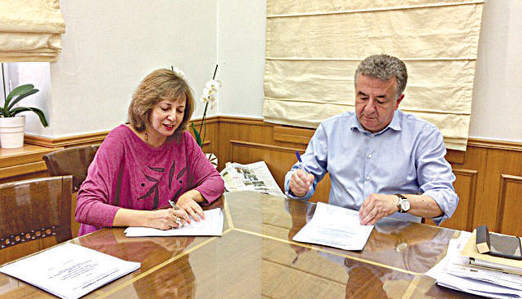 Την προγραμματική σύμβαση για την συντήρηση του νεοκλασικού κτηρίου του Τεχνικού Επιμελητηρίου στην οδό Γρεβενών και Πρεβελάκη συνυπέγραψαν χθες ο περιφερειάρχης Κρήτης Σταύρος Αρναουτάκης και η πρόεδρος του ΤΕΕ/ΤΑΚ Ειρήνη Βρέντζου.