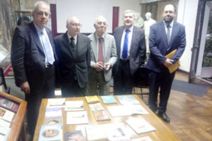 Εκδήλωση για τον Νίκο Καζαντζάκη στο Κέντρο Αρχαιοελληνικών, Βυζαντινών και Νεοελληνικών Σπουδών του Σαντιάγο της Χιλής παρουσία του πρέσβη της Ελλάδος Ιωάννη Τζόβα-Μουρούζη και του προξένου της Ελλάδος Νίκου Βαγδουτή.