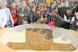 Τμήμα του Αρράφου Χιτώνος του Κυρίου μας Ιησού Χριστού, τμήμα του Τιμίου Ξύλου και τμήμα των Ιερών Λειψάνων των Αγίων  και Ισαποστόλων Κωνσταντίνου και Ελένης από την Ιερά Μονή Παντοκράτορος του Αγίου Όρους θα υποδεχθεί η Τοπική  Εκκλησία