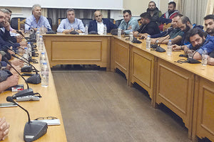  Ο περιφερειάρχης που είχε συνάντηση με εκπροσώπους των Σχολών Οδηγών απ’ όλη την Κρήτη, παρουσία του εκτελεστικού γραμματέα της Περιφέρειας Κρήτης Ν. Ραπτάκη