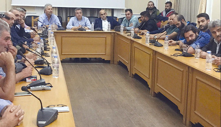  Ο περιφερειάρχης που είχε συνάντηση με εκπροσώπους των Σχολών Οδηγών απ’ όλη την Κρήτη, παρουσία του εκτελεστικού γραμματέα της Περιφέρειας Κρήτης Ν. Ραπτάκη