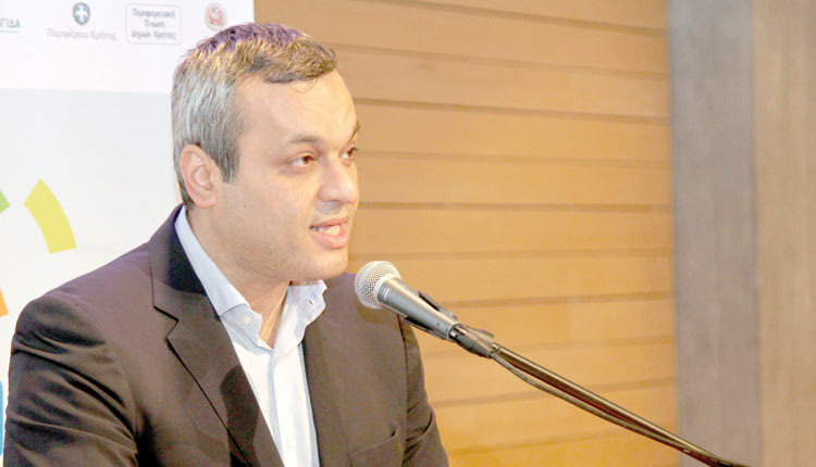 ο αντιδήμαρχος Καθαριότητας Χάρης Μαμουλάκης