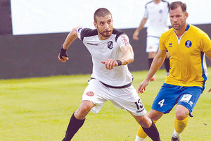 ΟΦΗ-Νίκη Βόλου: ο Αραβίδης που διακρίνεται στη φωτό με τον Ρόβα