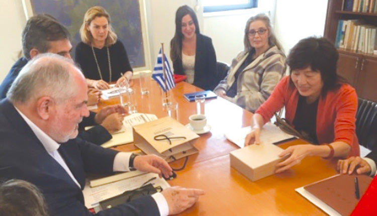 Ο αναπληρωτής υπουργός Έρευνας και Καινοτομίας, Κώστας Φωτάκης, και η νέα πρέσβης της Λαϊκής Δημοκρατίας της Κίνας στην Ελλάδα, Zhang Qiyue, συναντήθηκαν στο Υπουργείο