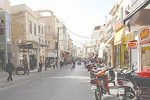 “Μπούκαρε” στη βιτρίνα του μαγαζιού!