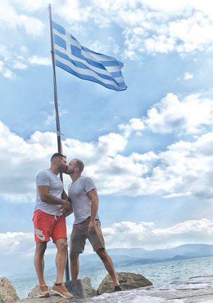 Έγινε χαμός με το φιλί του αστυνομικού στον σύντροφό του.