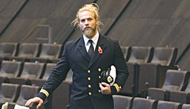  ο Νορβηγός Λάσε Λόκεν Μάτμπεργκ, με το μακρύ γένι, το ατημέλητα πιασμένο σε κοτσίδα μακρύ μαλλί και τους σέξι κοιλιακούς είναι ανθυποπλοίαρχος στο Πολεμικό Ναυτικό της Νορβηγίας. 