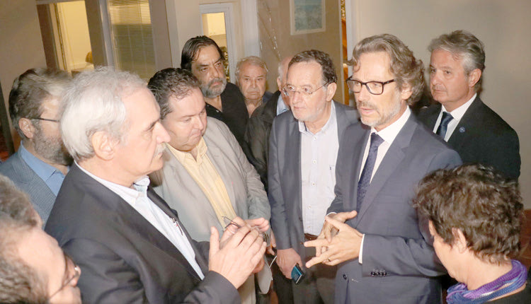 Ψήφισμα στον Γερμανό πρέσβη κατέθεσαν οι διαδηλωτές