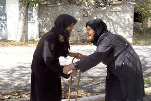 Οι δυο γερόντισσες είναι από το Οροπέδιο Λασιθίου - πηγή Χαριστή Κουκουμπεδάκη