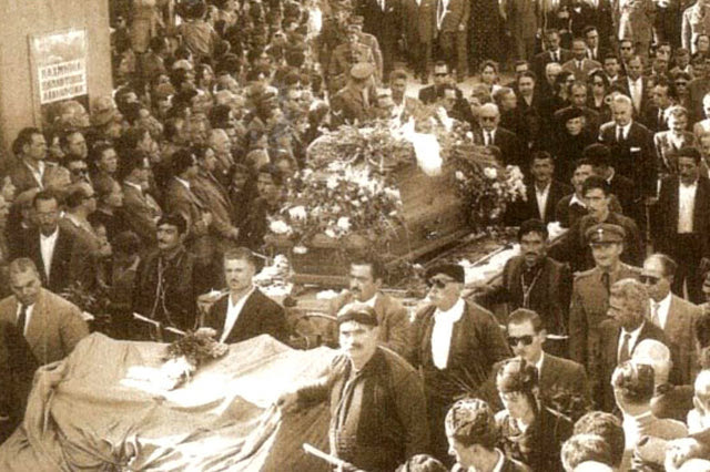 ΦΩΤΟ ΗΜΕΡΑΣ: Η κηδεία του Νίκου Καζαντζάκη στο Ηράκλειο