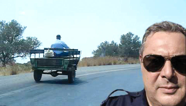  Έβγαλε  φωτογραφία με το ελικόπτερο ο υπουργός Αμυνας και βρήκαν ευκαιρία να τον τρολάρουν και με πολλά... μοντάζ