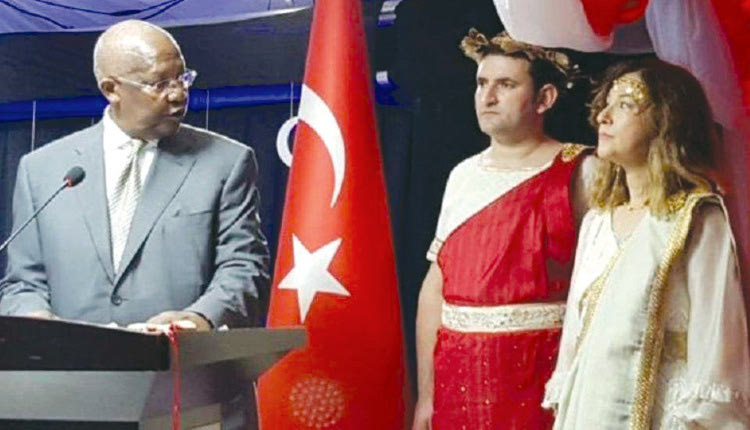 Στην Άγκυρα ανακλήθηκε άρον -  άρον η  πρέσβης της Τουρκίας στην Ουγκάντα, καθώς  σε εκδήλωση στην Ουγκάντα για την Ημέρα της Δημοκρατίας εμφανίστηκε ντυμένη με αρχαιολληνική χλαμύδα!