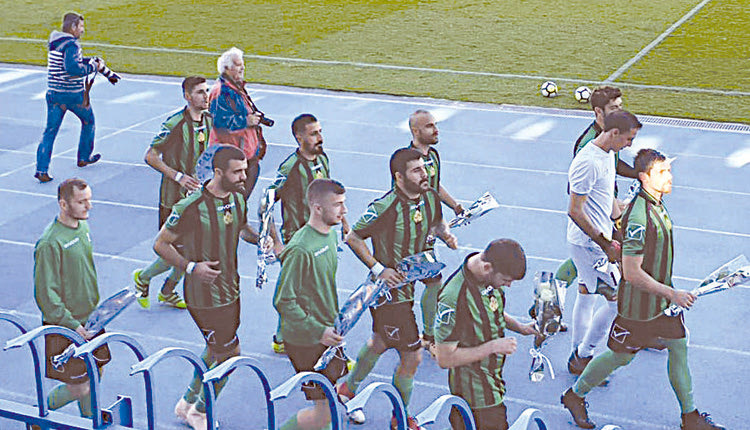 Λουλούδια στη μνήμη του Κώστα Κατσούλη άφησαν οι παίκτες του ΠΟΑ