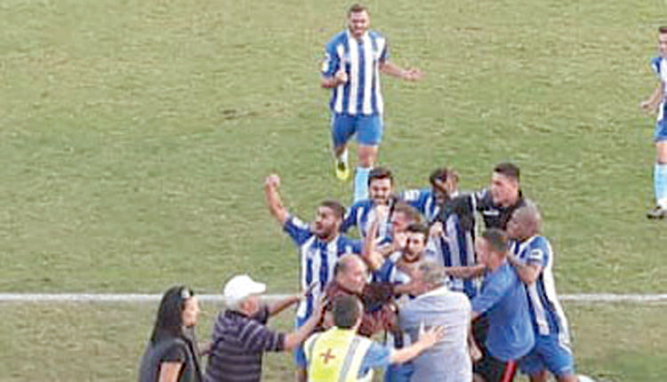 Οι παίκτες του Ηροδότου πανηγυρίζουν το γκολ της νίκης