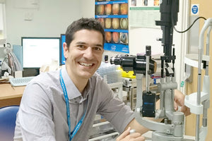 Ο εξειδικευμένος οφθαλμίατρος Ευριπίδης Συκάκης αποφάσισε να αφήσει τη Μεγάλη Βρετανία και μια διευθυντική θέση, προκειμένου να επιστρέψει στην Κρήτη