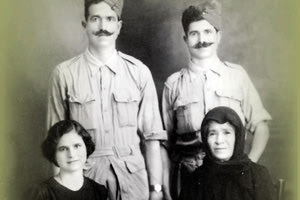 Τα αδέλφια Αντώνης, Δημήτρης και Σοφία Δομαλάκη, με τη μητέρα τους, Μαρία, στη Μέση Ανατολή