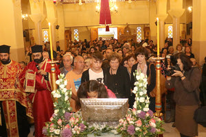 Πιστοί κάθε ηλικίας έσπευσαν να προσκυνήσουν