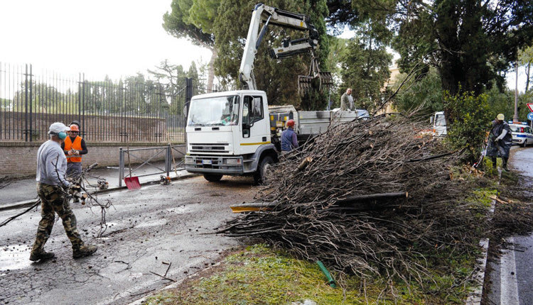Δώδεκα άνθρωποι έχασαν τη ζωή τους από το κύμα κακοκαιρίας που πλήττει τη Σικελία