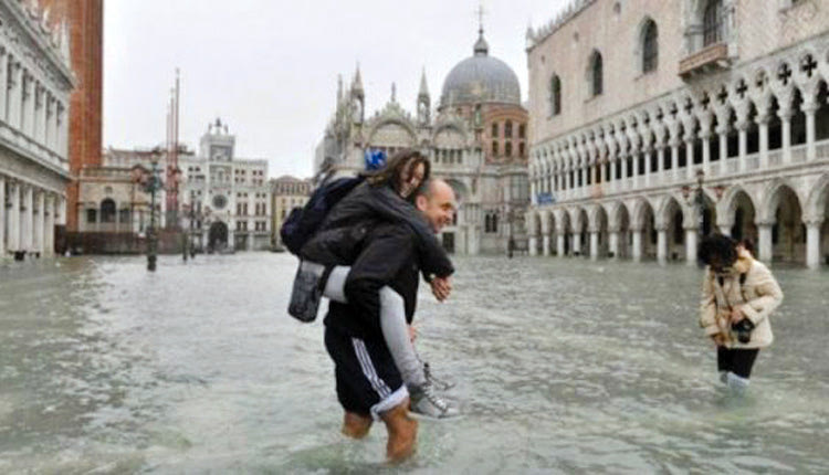 Οι δρόμοι στη Βενετία έχουν μετατραπεί σε ορμητικούς χείμαρρους