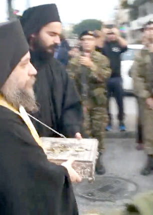 Πολύς κόσμος πήγε να υποδεχθεί τα ιερά λείψανα των Αγίων Κωνσταντίνου και Ελένης που μεταφέρθηκαν στον Άγιο Δημήτριο Κατσαμπά.