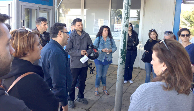 Ο βουλευτής του ΚΚΕ Μανόλης Συντιχάκης συζητά με γονείς