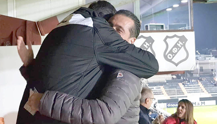 Μαχλάς και Νιόπλιας μαζί στην εξέδρα με τον Γιώργο και τον Γιάννη Σαμαρά να τους υποδέχονται εγκάρδια.