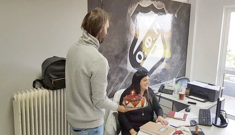 γενέθλια στον ΟΦΗ για την 24 χρόνια γραμματέα Θεανώ Ρασούλη του ποδοσφαιρικού τμήματος.