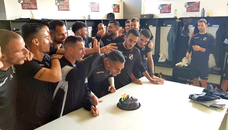 γενέθλια τούρτα, στα αποδυτήρια για τον Δερμιτζάκη