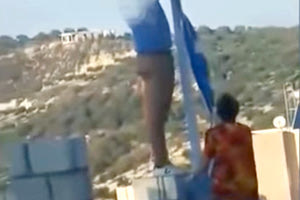 ΤΡΑΓΕΛΑΦΟΣ: Οι “Αλβανοί” που κατέβασαν τη σημαία ήταν... Γάλλοι