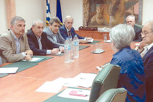 ο αντιπρόεδρος της κυβέρνησης και υπουργός Οικονομίας και Ανάπτυξης Γιάννης Δραγασάκης και ο δήμαρχος Ηρακλείου Β.Λαμπιρινός σε συνάντηση για τα δάνεια της ΔΕΥΑΗ