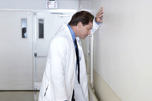 Εξουθενωμένος γιατρός