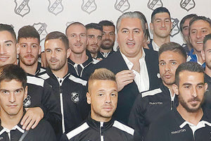 Ο Μιχάλης Μπούσης με τους ποδοσφαιριστές του ΟΦΗ