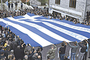Η σορός του Κατσίφα πέρασε κάτω από μία τεράστια ελληνική σημαία