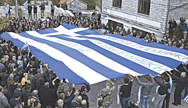 Η σορός του Κατσίφα πέρασε κάτω από μία τεράστια ελληνική σημαία