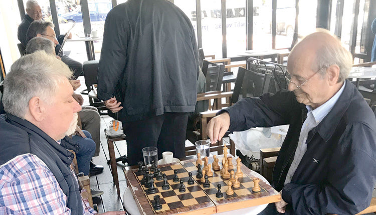 Από τους ταβλαδόρους στους σκακιστές στα καφενεία και τα καφέ του Ηρακλείου
